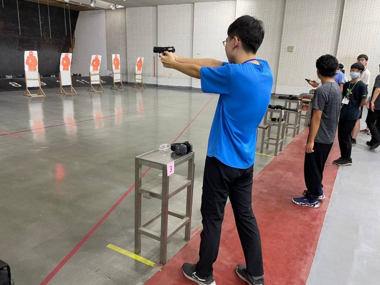 台中東勢警辦暑期青春專案活動，學子體驗警察生活學防身射擊