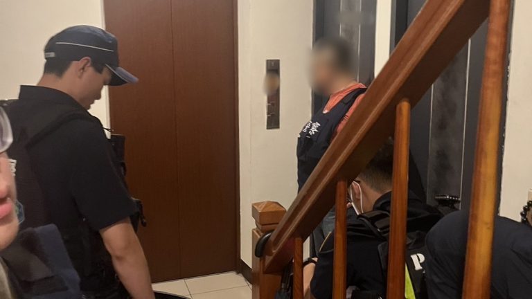 通緝犯持爆裂物與警對峙，溫情喊話平安落幕