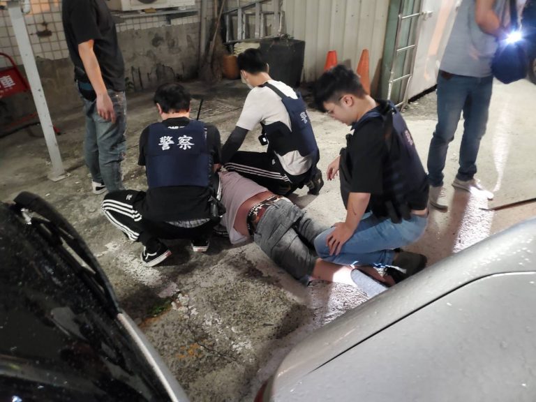 台中市霧峰警強勢破窗逮獲3販毒嫌犯