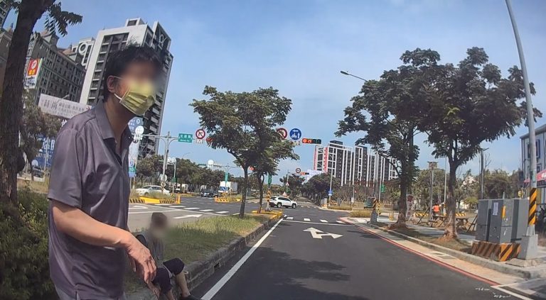 警方發現在分隔島體力不支老翁，協助老翁回家