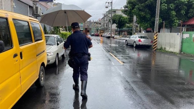 兩歲幼童偷溜在雨中走，慶幸警方及時保護送幼童返家