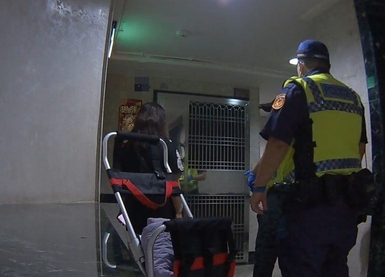 獨居婦失聯鄰居報警，警消破門而入即刻救援