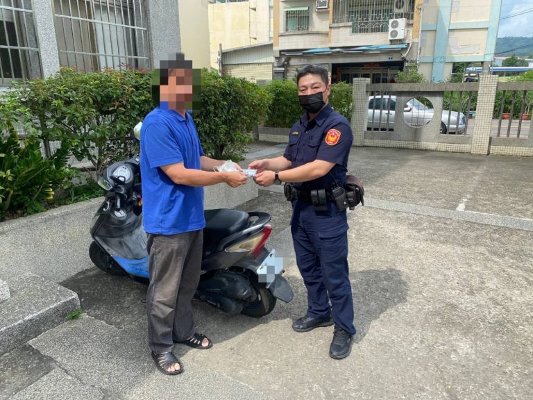 加油站失物拾金善舉：警方幫助失主找回掉落的現金