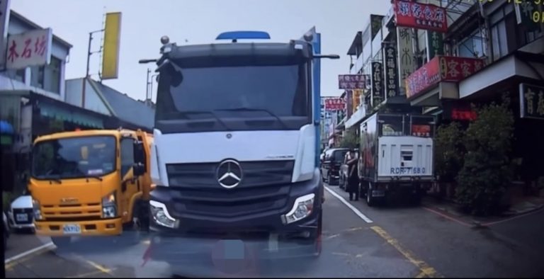 聯結車跨越車道逆向行駛 苗警網巡發現籲用路人遵守交通規則！