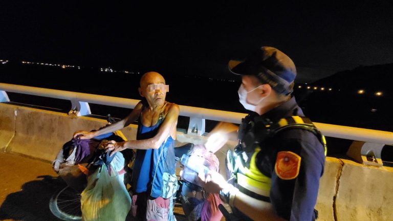 七夕夜大安溪橋上驚見幢幢黑影 大甲警一公里步行陪伴不老騎士