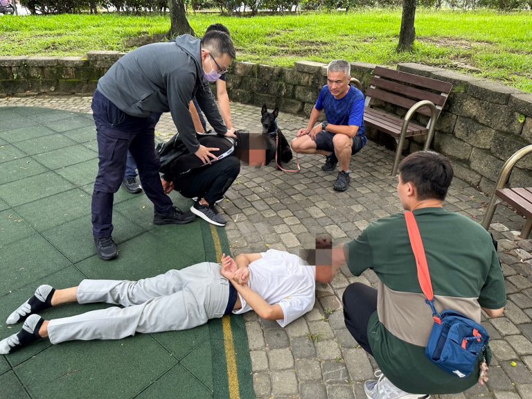 警犬衝現場 面交車手被團團包圍跪地哀嚎求饒