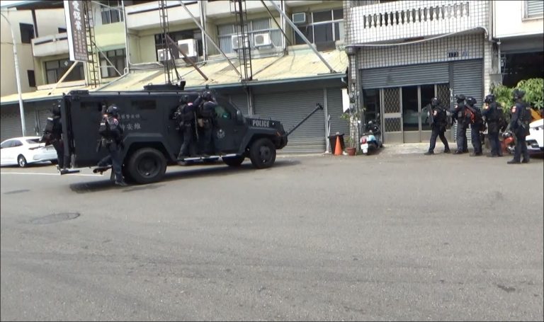臺中特警出動裝甲車破門制服詐欺犯罪集團