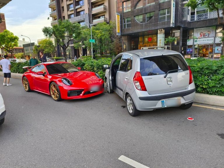 交通事故發生在臺中市西屯區 文心路 與 文中路交口
