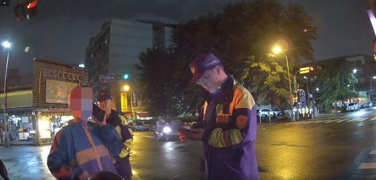 老婦雨天騎車迷航11小時  鷹眼警速尋獲助夫妻團聚