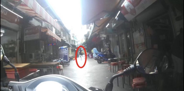 ▲圖說：見多部警車停放超商前，黑衣男轉身狂奔，員警見狀以警用機車追蹤 （圖／台中市政府提供）