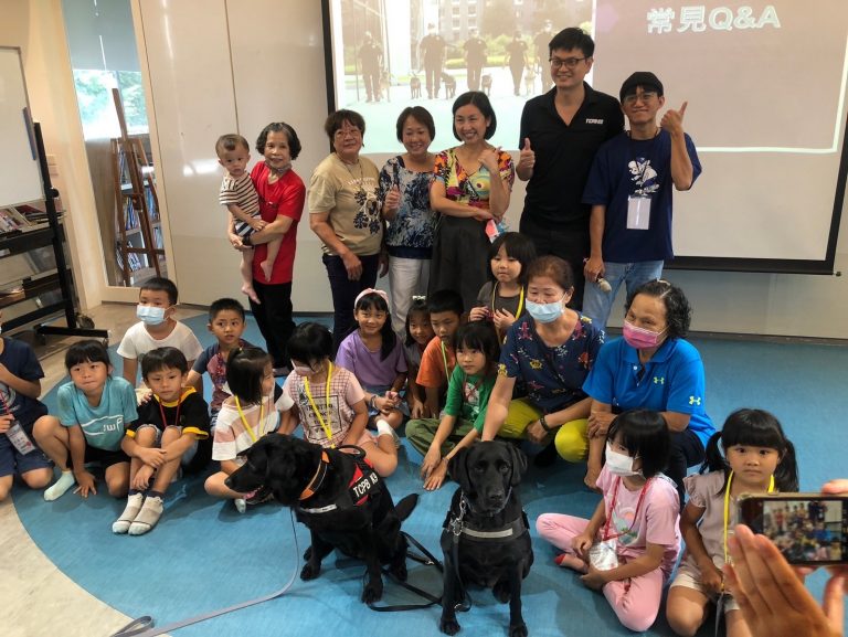 警犬吸粉不分老少， 中市刑大警犬隊溪尾社區銀幼玩共學