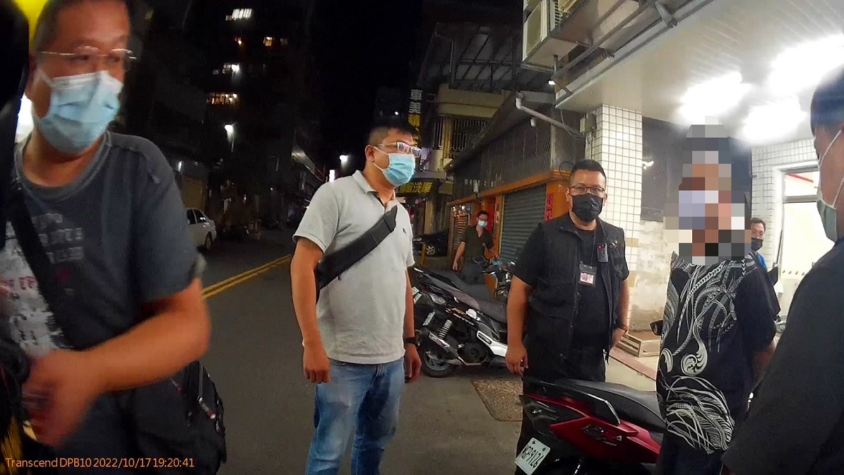 ▲圖說:中市警方持搜索票前往廖嫌等人住處搜索 (圖/台中市政府提供)