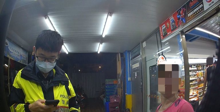 警察員警溫馨相助：雨夜中挨家挨戶協助找身障民眾的家