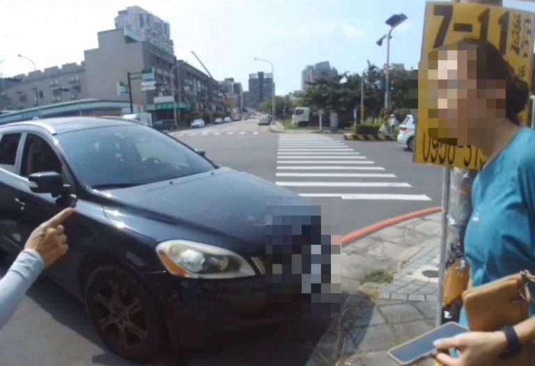 民眾駕車返家途中車突然故障，警方協助推車協助