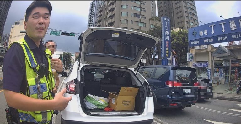 台中警為民服務衝第一 這次化身大力士救援拋錨車