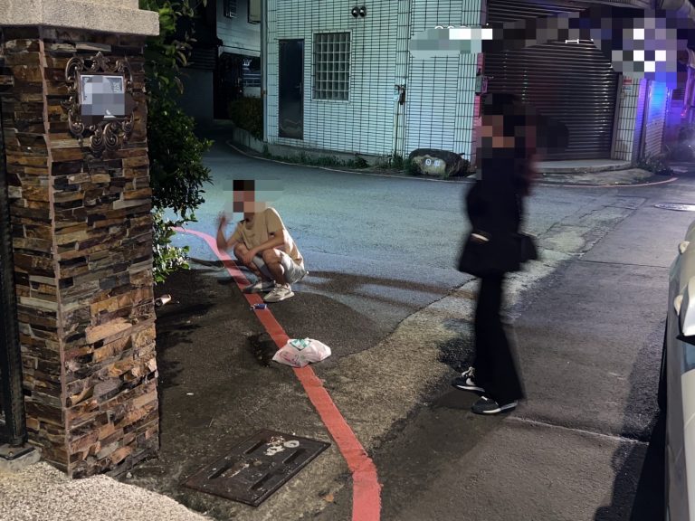 男子駕車拒酒測遭扣車 續蹲坐路上飲酒再遭罰！
