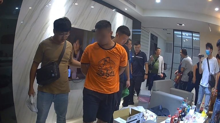 民眾遭詐團拘禁，使用視訊報案APP，竹南警迅速破窗營救