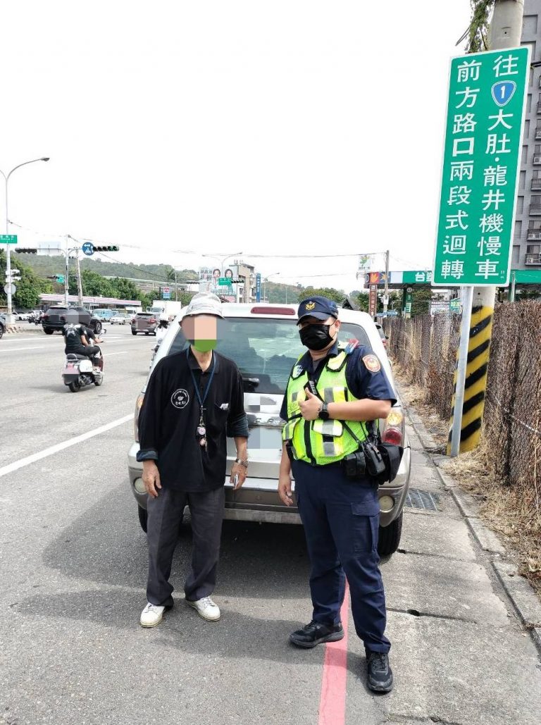 8旬翁開車路上拋錨，警員協助將車推置路旁