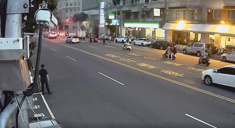 小貨車行經派出所前突然「起火」 民權警立即協助烕火化解危機