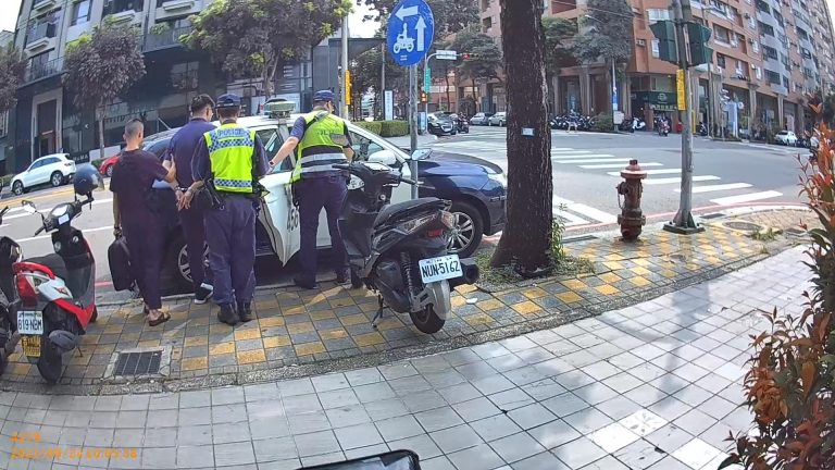 投資APP誘惑！臺中婦女被騙近百萬，警方冒充投資者揭穿詐騙