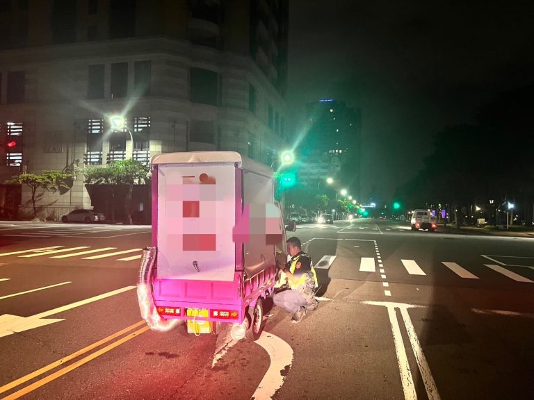 行動攤車手煞車故障深夜受困路中， 警變身「修車師傅」助脫困