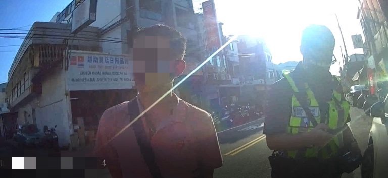 男闖紅燈報副所長名號企圖開脫，結遇到所長帶班踢鐵板