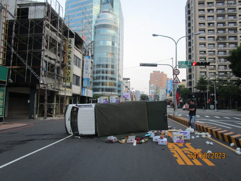 載水果小貨車左側翻車所幸輕傷
