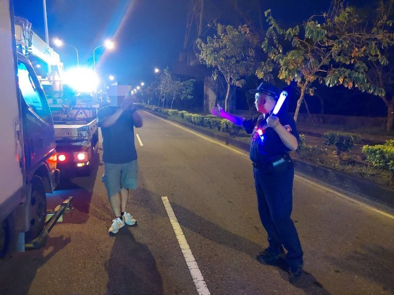 運匠送貨完畢遇拋錨卡路中，警所長見狀協助推車到路旁