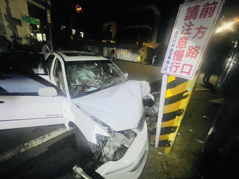 夫酒後執意開車帶妻，結果自撞電桿 警趕到 查獲妻為詐欺通緝犯