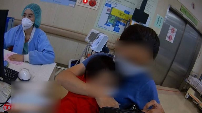 警方凌晨巡邏遇民眾求援要送女兒去醫院，鳴笛替民眾開道