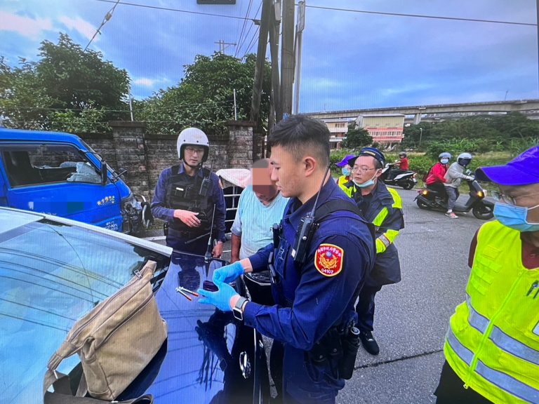 竊盜嫌疑犯衝撞警車被捕，警方查獲毒品