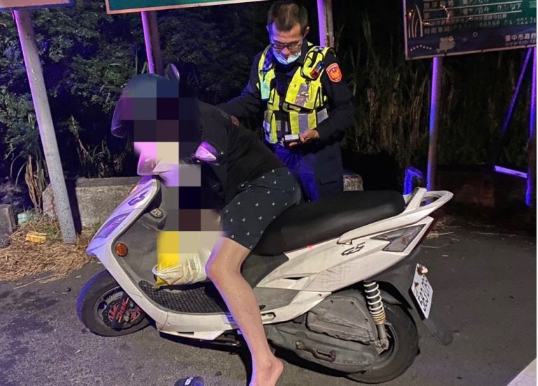 ▲圖說：黃男因身體不適趴坐機車上，員警通報救護人員到場協助 （圖／台中市政府提供）