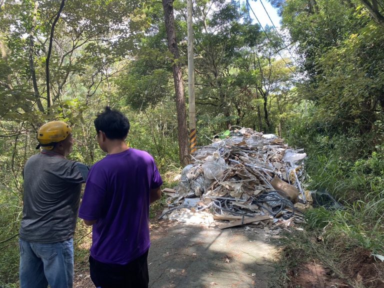 苗栗三義綠色隧道遭傾倒廢棄物，警方嚴查辦