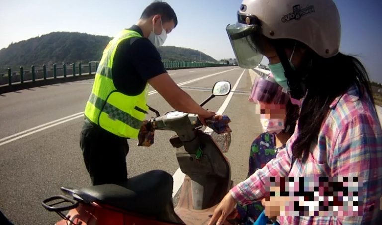 母女機車故障，小女孩呼叫警察英雄