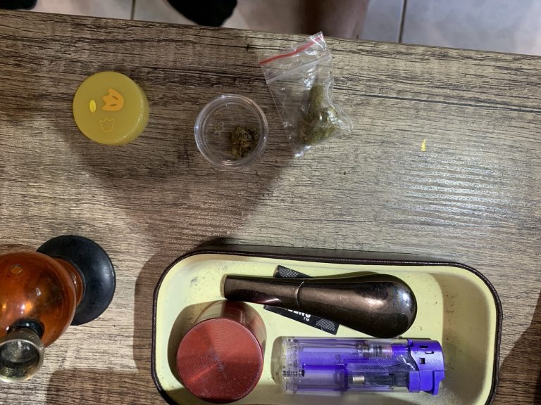 臺中刑警突襲！嫌犯巧妙藏匿大麻　搜出1包、1罐及吸食器材