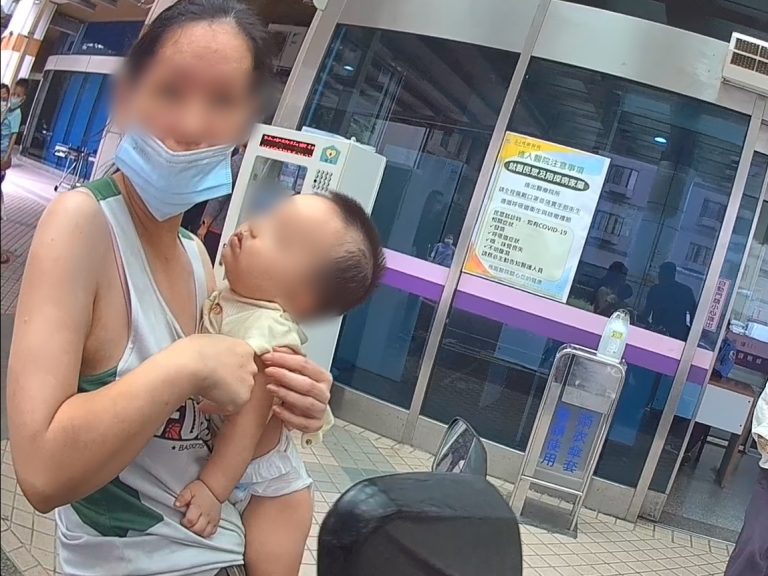 中壢警巡邏時，協助民眾1歲嬰抽筋急送醫