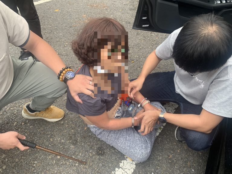 警方於國道休息站中逮阿嬤藥頭
