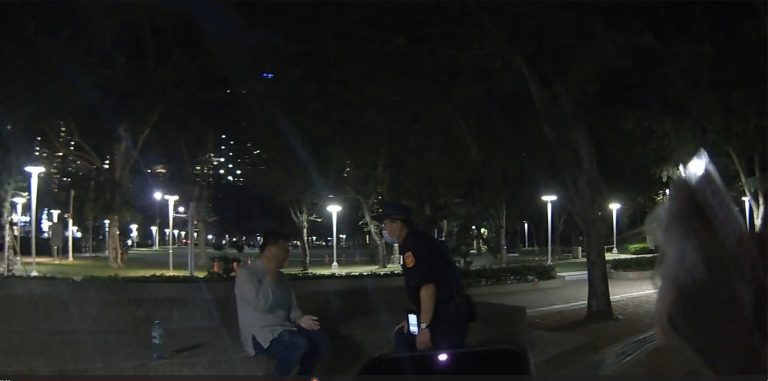 男苦等不到師父淚崩 掌摑自己撞樹 員警安慰伴就醫化心結