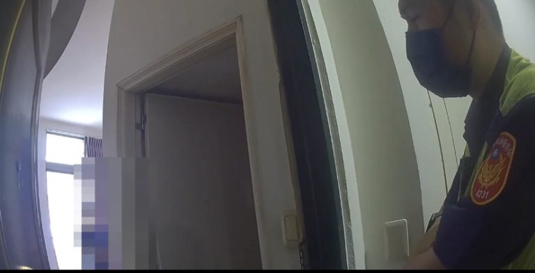 單親媽不顧腳骨裂 只憂心兒餓肚子， 警叔叔帶男童去買吃的