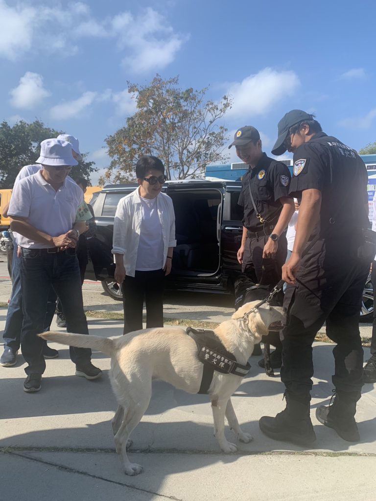 中市萌警犬與市長民市、毛小孩共度野餐日