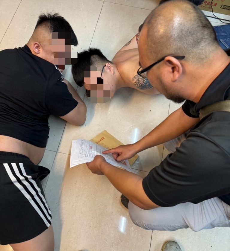 警攻堅鐵工廠的毒品分裝場，逮三嫌查獲千包毒咖啡