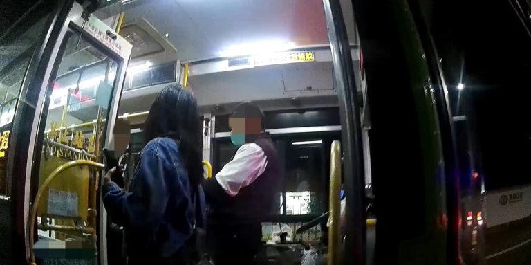臺中警幫新加坡籍旅客追公車尋物