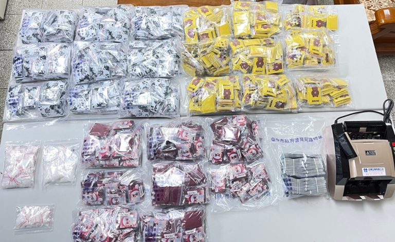 ▲圖說：警方在劉姓主嫌家中查扣毒品咖啡包2400多包、愷他命和大麻 （圖／台中市政府提供）
