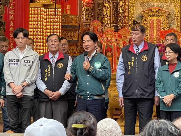 總統參選人賴清德、立委候選人曾玟學 頭份參香祈福 籲鄉親支持