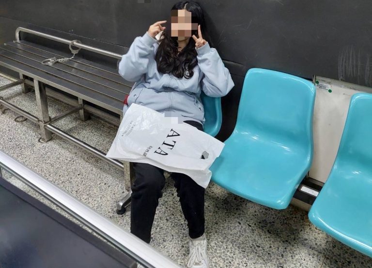 ▲圖說：黎明所員警陪練肖話，安撫鄭女坐上警車回派出所 （圖／台中市政府提供）