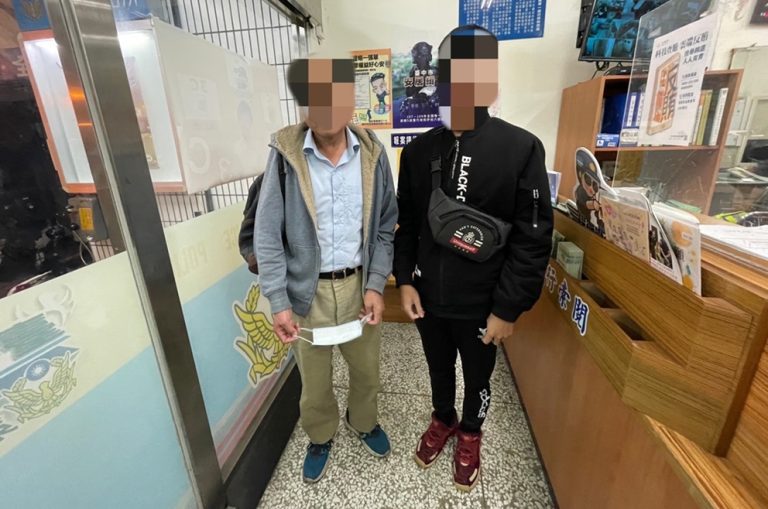 ▲圖說：劉男百萬外幣背包失而復得，開心地和員警和拾獲店員合影留念 （圖／台中市政府提供）