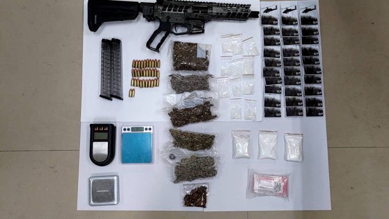 警方破獲擁衝鋒槍自重逃亡販毒