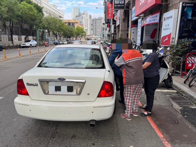 失智9旬翁騎車逆向左轉嚇壞大學生，警員協助老翁返家