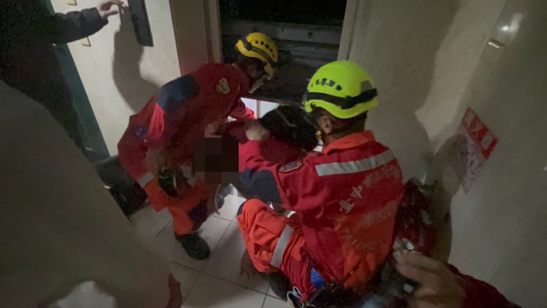 電梯突然故障，台中警消合作助受困婦順利逃出