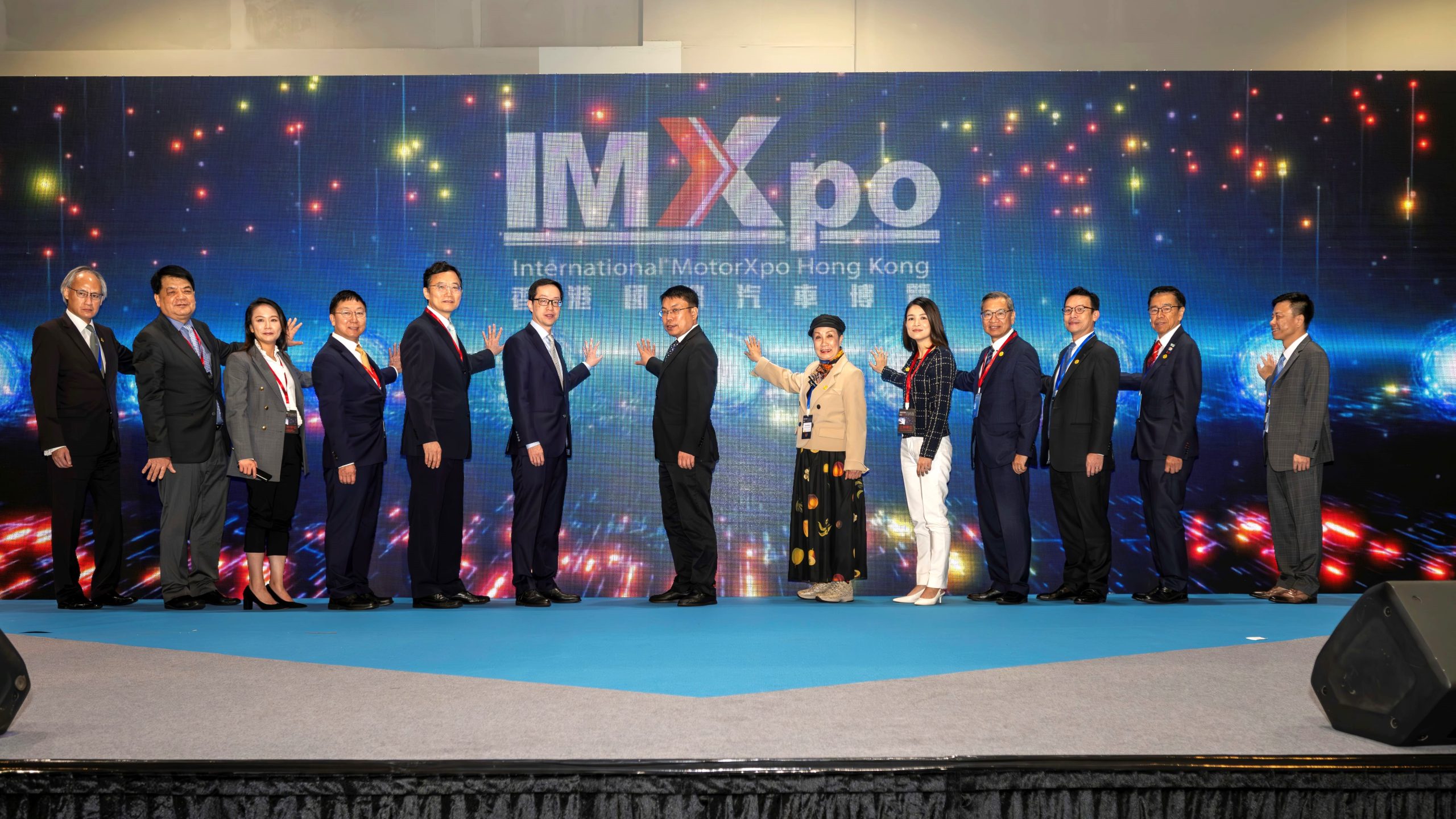 一眾嘉賓為香港國際汽車博覽(IMXpo)2023揭幕,包括中央人民政府駐港聯絡辦經濟部呂峰副部長(右七)、中國汽車工業協會常務副會長兼秘書長付炳峰先生(左四)、全國政協委員、香港中華廠商聯合會候任會長、中華文化學院董事局副主席盧金榮先生(左六)、國際車展香港管理有限公司聯合創辦人歐陽嘉敏女士(左三)、國際車展香港管理有限公司聯合創辦人李菁菁女士(右五)等。